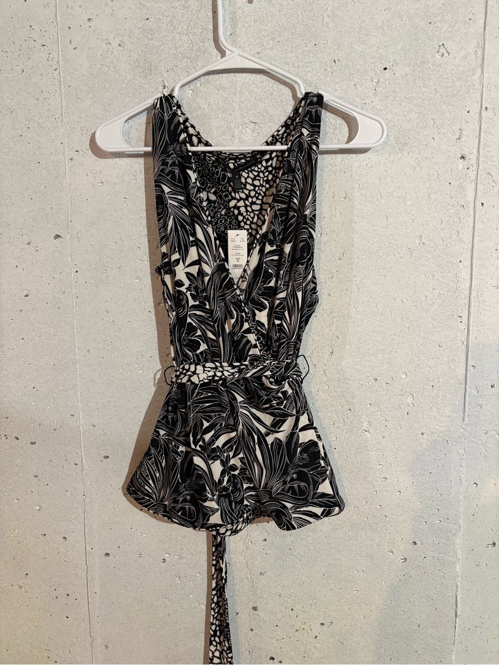NWT White House Black Market Reversible MJ Top Tropical Print Size M